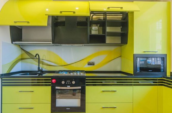 kuhnya-farbovana-z-gnutim-mdf-fasadom-01-600x420