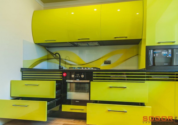 kuhnya-farbovana-z-gnutim-mdf-fasadom-04-600x420